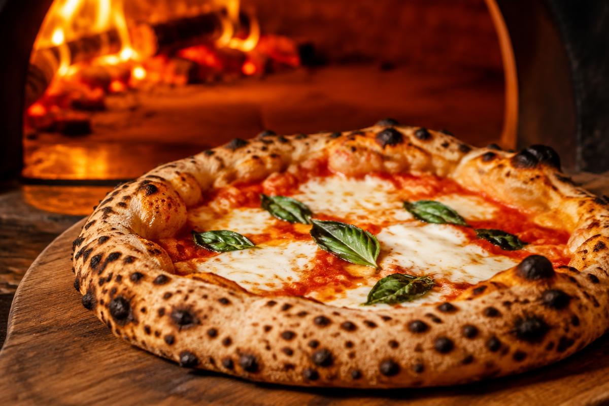 Neapolitanische Pizza Margherita vor dem Holzofen